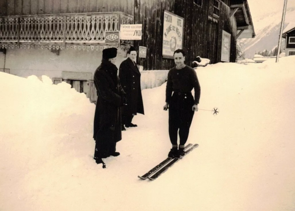 Cyprien devant le magasin, 1953